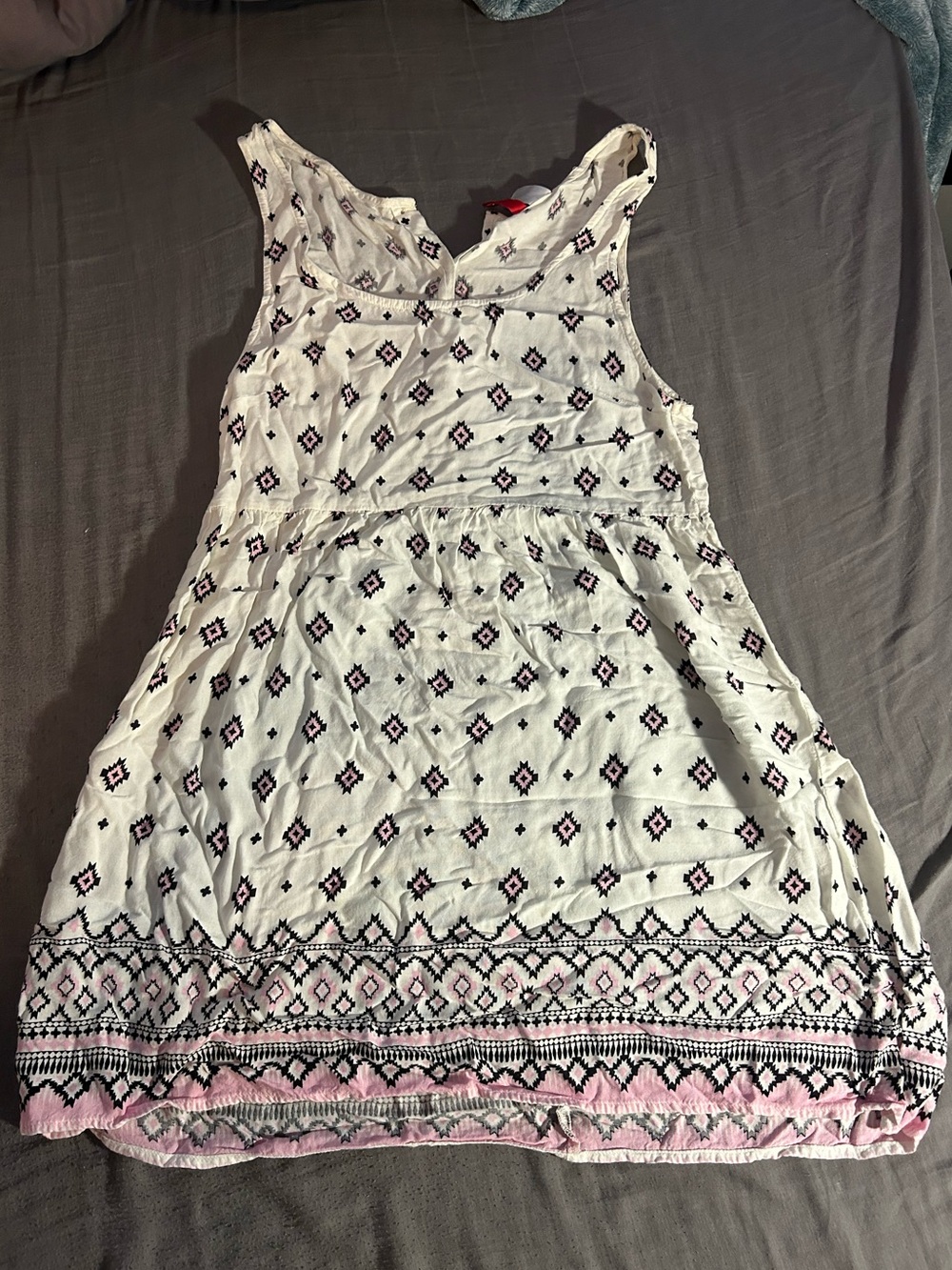 Divided White Sleeveless Top with Pink & Black Diamond Motif